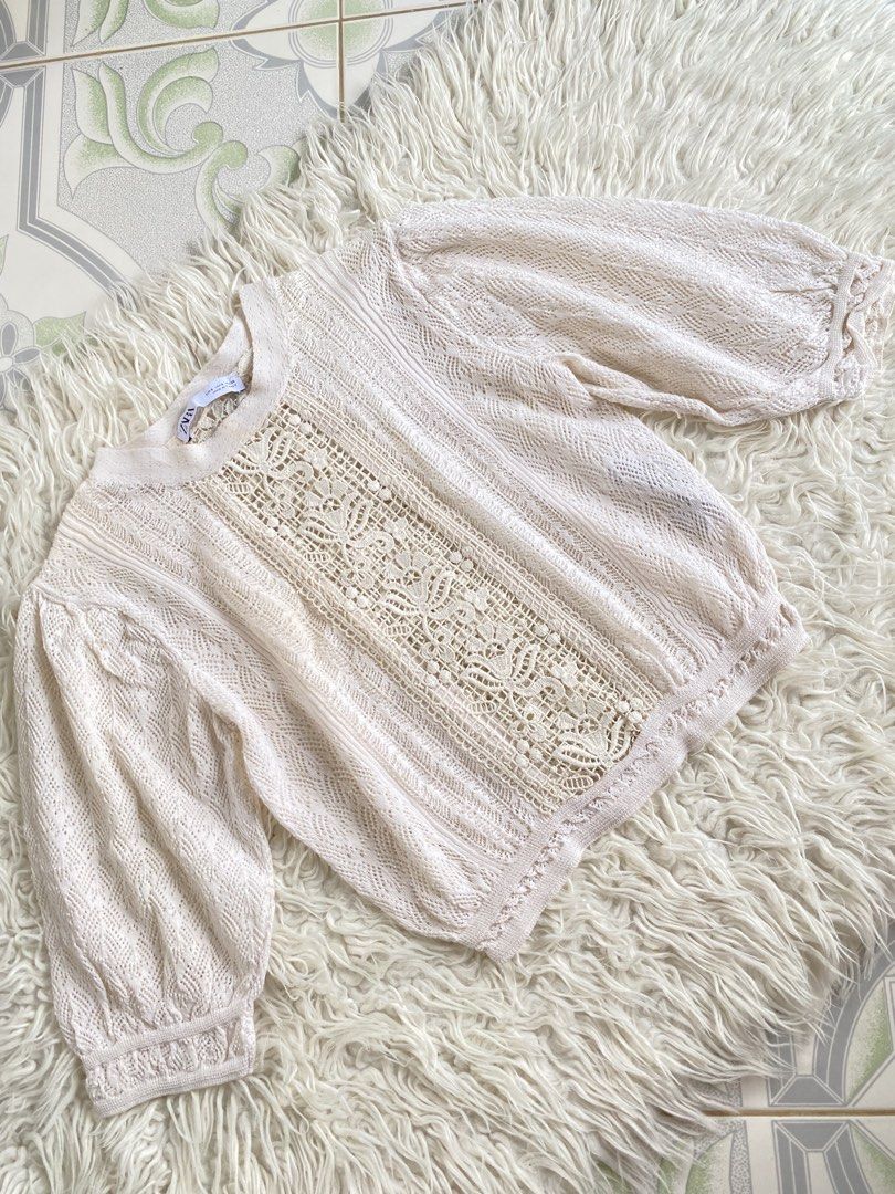 Zara Cream Knit Top with Lace Panel Size S (Category: Blouses) located in Tabaco. Submitted by camila_dp (Listing ID 1468285869, Image 2). Description: Zara Cream Knit Top with Lace Panel Size S - Brand: Zara - Size: S (fits true to size) - Color: Cream - Material/Style: Crochet knit with detailed center lace panel - Features: Puff sleeves with ribbed cuffs and round neckline - Origin: Made in Turkey - Condition: Great piece for layering or weari