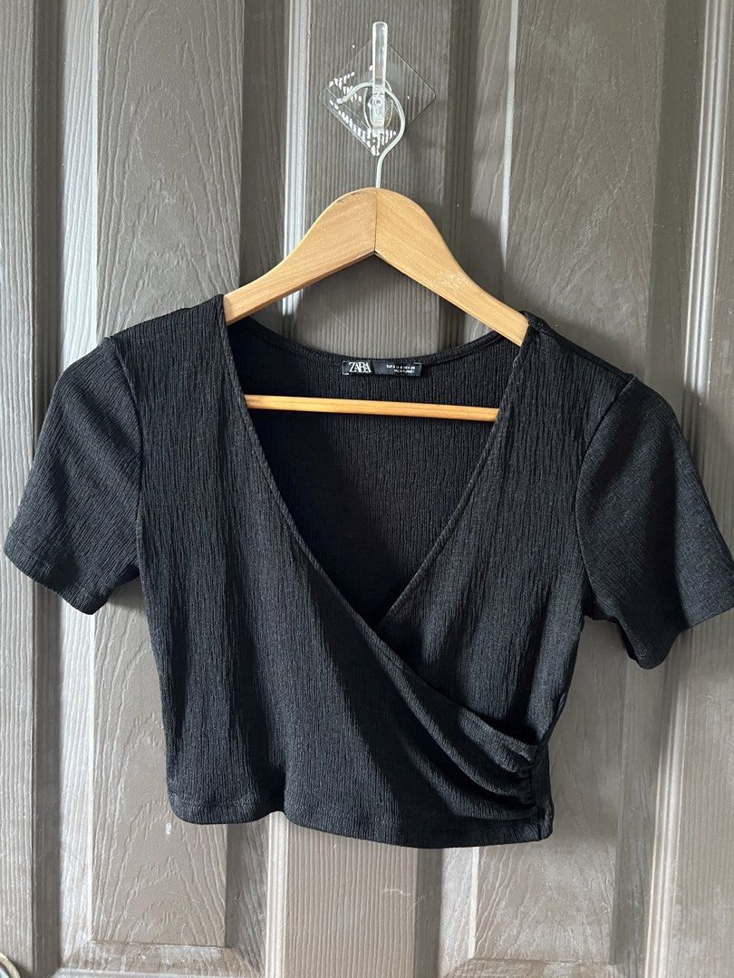 Zara Crop Top (Category: Blouses) located in Quezon City. Submitted by virtualapproach (Listing ID 1468298367, Image 3). Description: Used once during my trip in taiwan Size small.