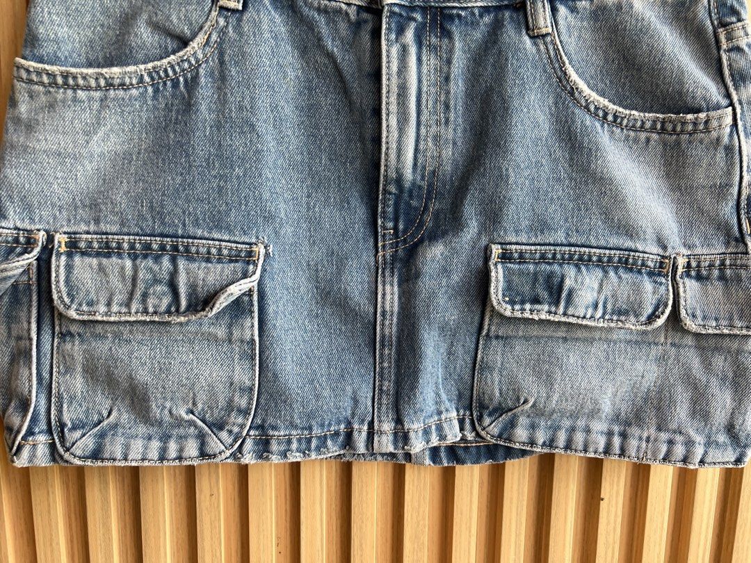 Zara Denim Cargo Skirt Light Wash (Category: Skirts) located in Lipa City. Submitted by thyra06 (Listing ID 1468321837, Image 3). Description: - Brand: Zara - Style: Light wash denim cargo skirt with a structured fit - Details: Multiple utility pockets on front and back, classic button closure, and belt loops - Hem: Trendy raw hem finish - Versatility: Easy to pair with everyday tees or hoodies.