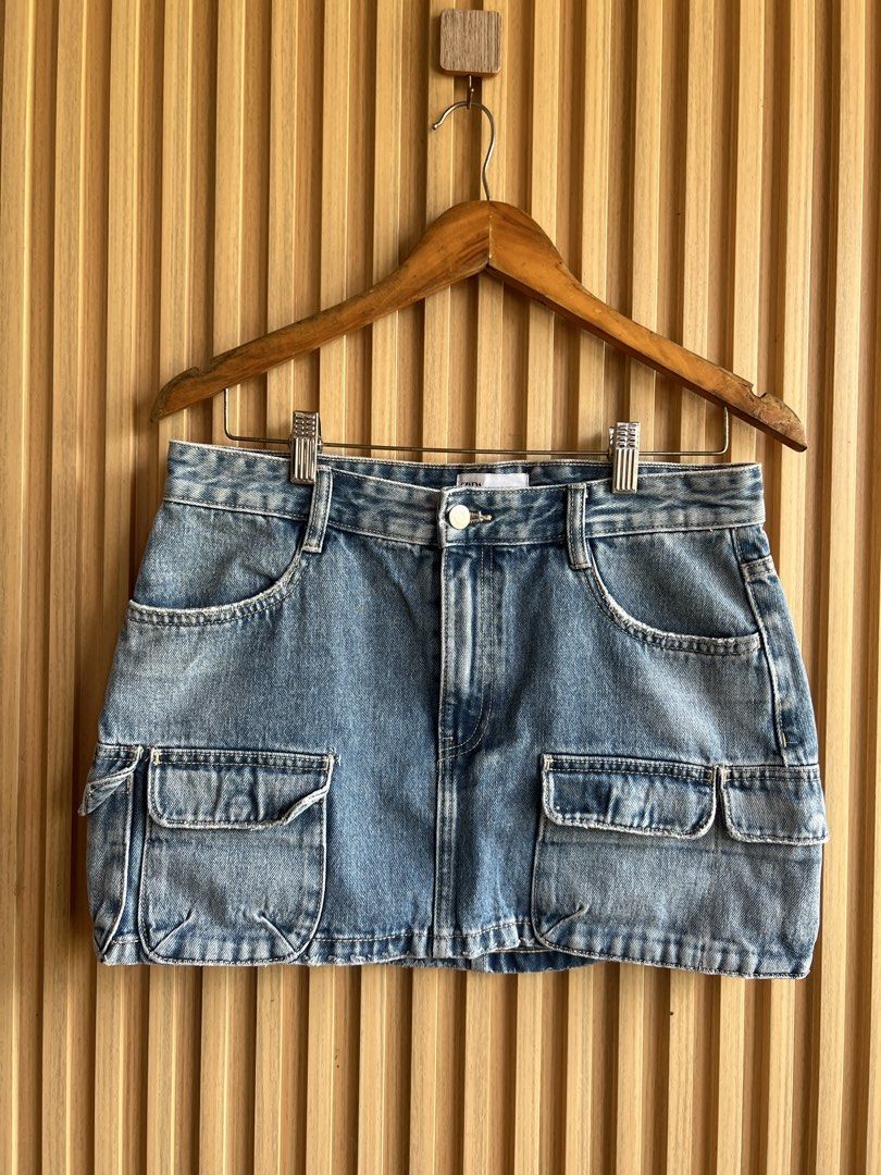 Zara Denim Cargo Skirt Light Wash (Category: Skirts) located in Lipa City. Submitted by thyra06 (Listing ID 1468321837, Image 2). Description: - Brand: Zara - Style: Light wash denim cargo skirt with a structured fit - Details: Multiple utility pockets on front and back, classic button closure, and belt loops - Hem: Trendy raw hem finish - Versatility: Easy to pair with everyday tees or hoodies.