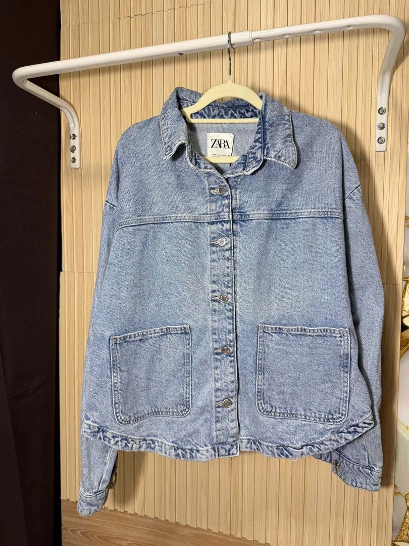 Zara Denim Jacket S-XL Available (Category: Coats, Jackets and Outerwear) located in Valenzuela. Submitted by luckyfalcon_011a05 (Listing ID 1468479408, Image 2). Description: - Brand: Zara - Condition: Brand new with original store tags - Fit: Oversized - Colors available: Olive green and light wash blue - Design details: Front button closure, classic collar, dual patch pockets at the waist, and long sleeves with buttoned cuffs.