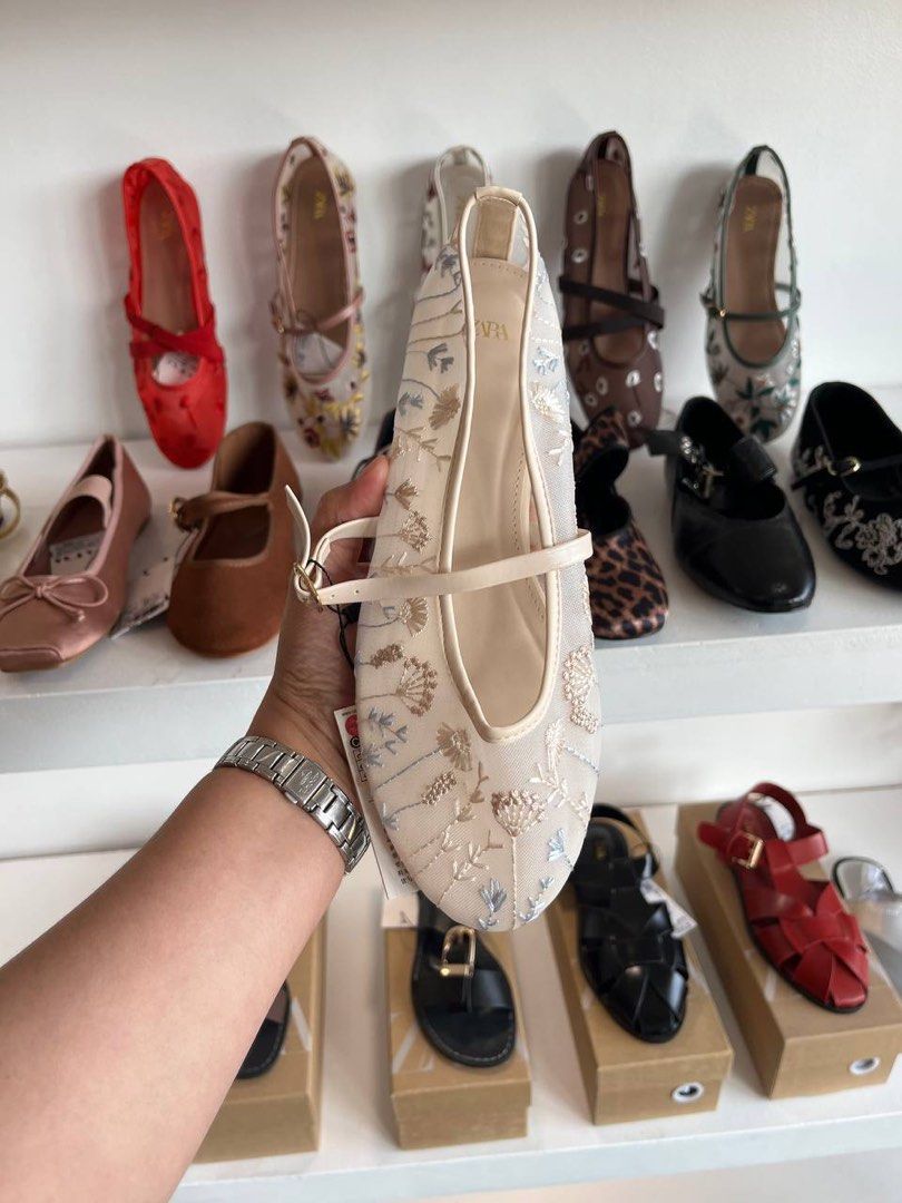 Zara Flats🩰 (Category: Flats & Sandals) located in Binan City. Submitted by pinkykeenshop (Listing ID 1468400697, Image 1). Description: .