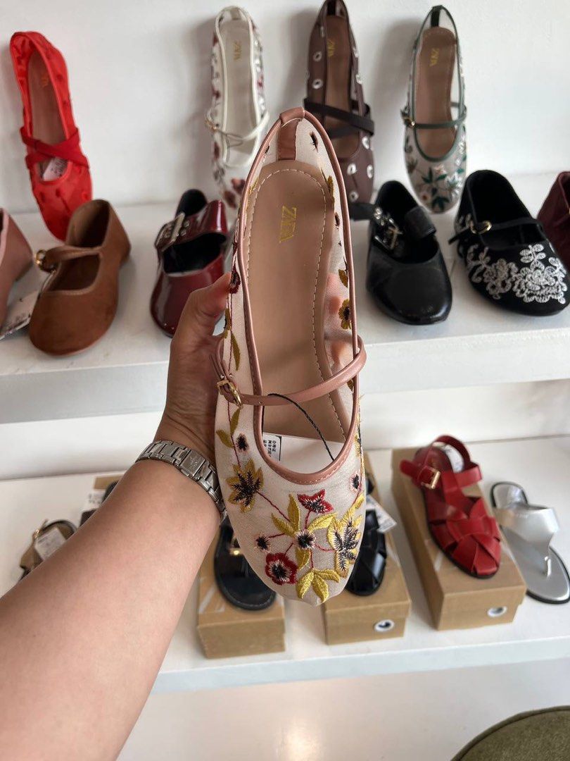 Zara Flats🩰 (Category: Flats & Sandals) located in Binan City. Submitted by pinkykeenshop (Listing ID 1468401585, Image 1). Description: .