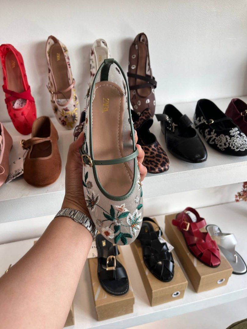 Zara Flats🩰 (Category: Flats & Sandals) located in Binan City. Submitted by pinkykeenshop (Listing ID 1468401918, Image 1). Description: .