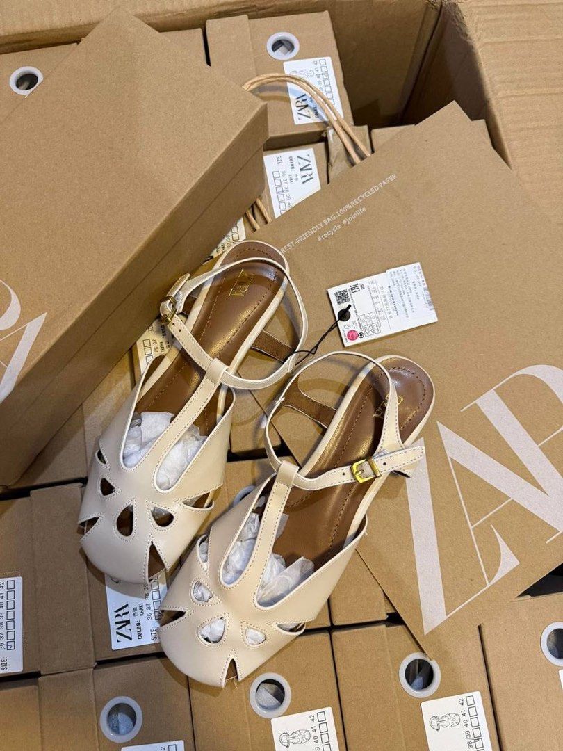 Zara Flats🩰 (Category: Flats & Sandals) located in Binan City. Submitted by pinkykeenshop (Listing ID 1468412700, Image 1). Description: .