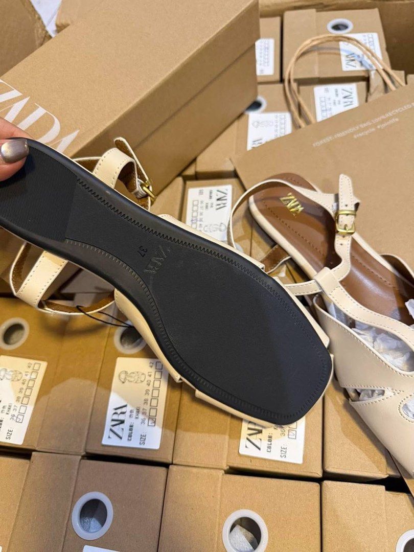 Zara Flats🩰 (Category: Flats & Sandals) located in Binan City. Submitted by pinkykeenshop (Listing ID 1468412700, Image 3). Description: .