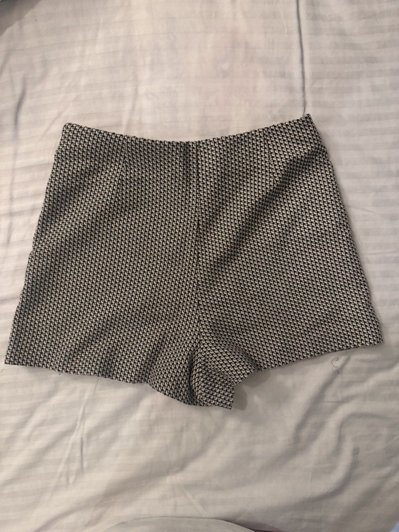 Zara Gingham Skort (Category: Skirts) located in Manila. Submitted by reesespiecess (Listing ID 1468442723, Image 2). Description: - zara gingham / diamond skort in brown - versatile piece that has a vintage vibe - perf for halloween if you’re going for a clueless or school costume look - item has a sewing flaw. the bottom hem of the skort got out but this can be fixed with basic sewing. —> please see photos for reference :).