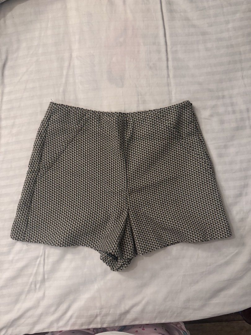Zara Gingham Skort (Category: Skirts) located in Manila. Submitted by reesespiecess (Listing ID 1468442723, Image 1). Description: - zara gingham / diamond skort in brown - versatile piece that has a vintage vibe - perf for halloween if you’re going for a clueless or school costume look - item has a sewing flaw. the bottom hem of the skort got out but this can be fixed with basic sewing. —> please see photos for reference :).