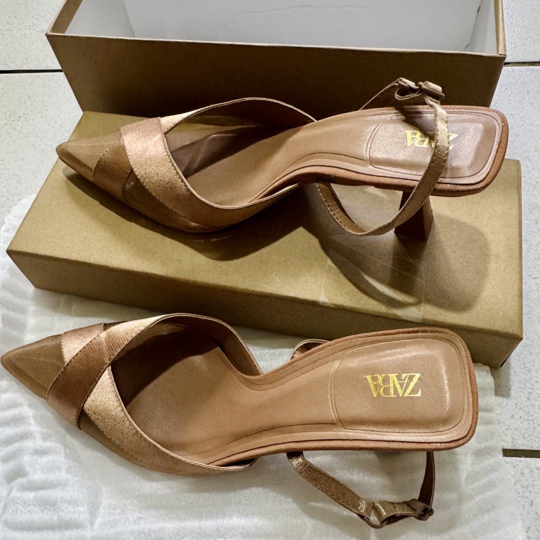 Zara Gold Slingback Heels Size 35 (Category: Heels) located in Manila. Submitted by kbcarousel (Listing ID 1468332539, Image 2). Description: ZARA MESH SLINGBACK HEELS SIZE 35 Color Beige ✨Heeled slingback pumps. Pointed toe. ✨Adjustable back strap with elastic piece. ✨Heel height: 2.4 inches (6 cm) ✨AIRFIT®. Flexible technical sole made of latex foam designed to offer increased comfort. Used once only 💗 Meet up or pick up Location: Sampaloc, Ma