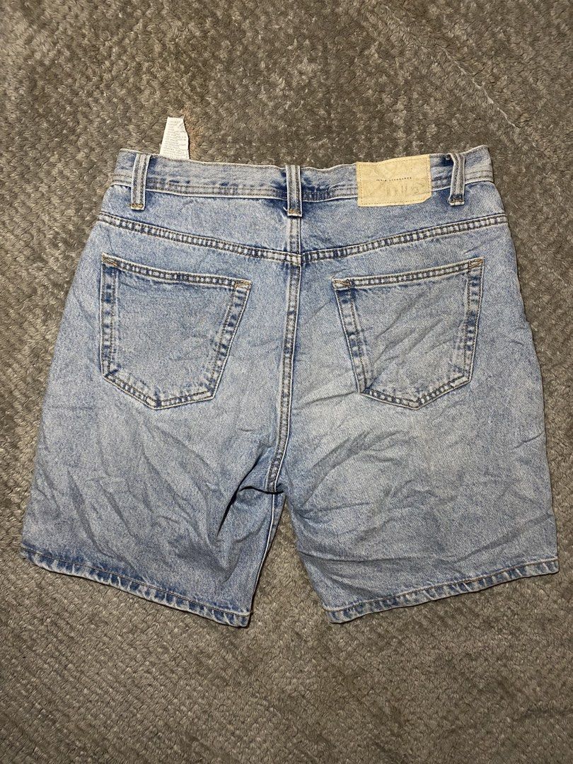 Zara jorts (Category: Shorts) located in Prosperidad. Submitted by octaviorey80594 (Listing ID 1468436832, Image 2). Description: Zara jorts acid wash -Waist 32 -Length 19 -minor sign of usage see last pic 📍Mindanao.