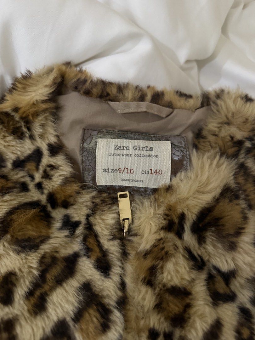 Zara Leopard Vest Zip up (Category: Others Tops) located in Quezon City. Submitted by emily_in_pariss (Listing ID 1468351951, Image 2). Description: Perfect for fall/ber months! Fits Size Small adults.