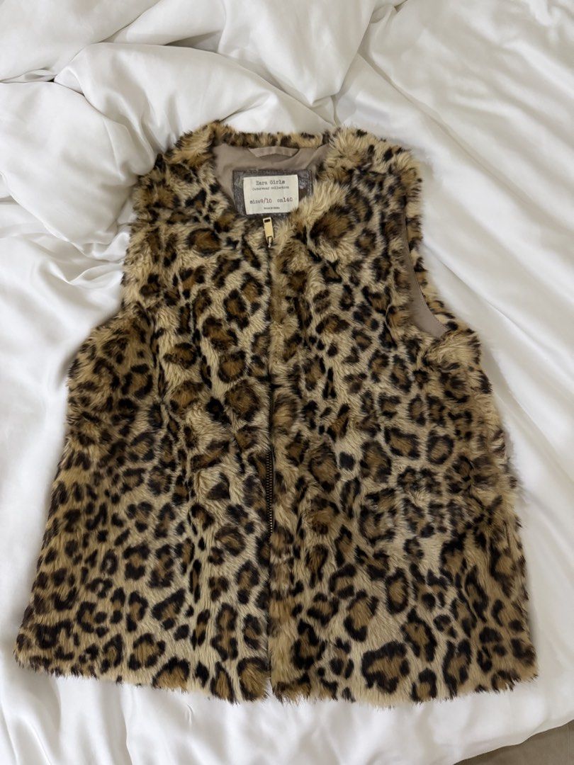 Zara Leopard Vest Zip up (Category: Others Tops) located in Quezon City. Submitted by emily_in_pariss (Listing ID 1468351951, Image 1). Description: Perfect for fall/ber months! Fits Size Small adults.