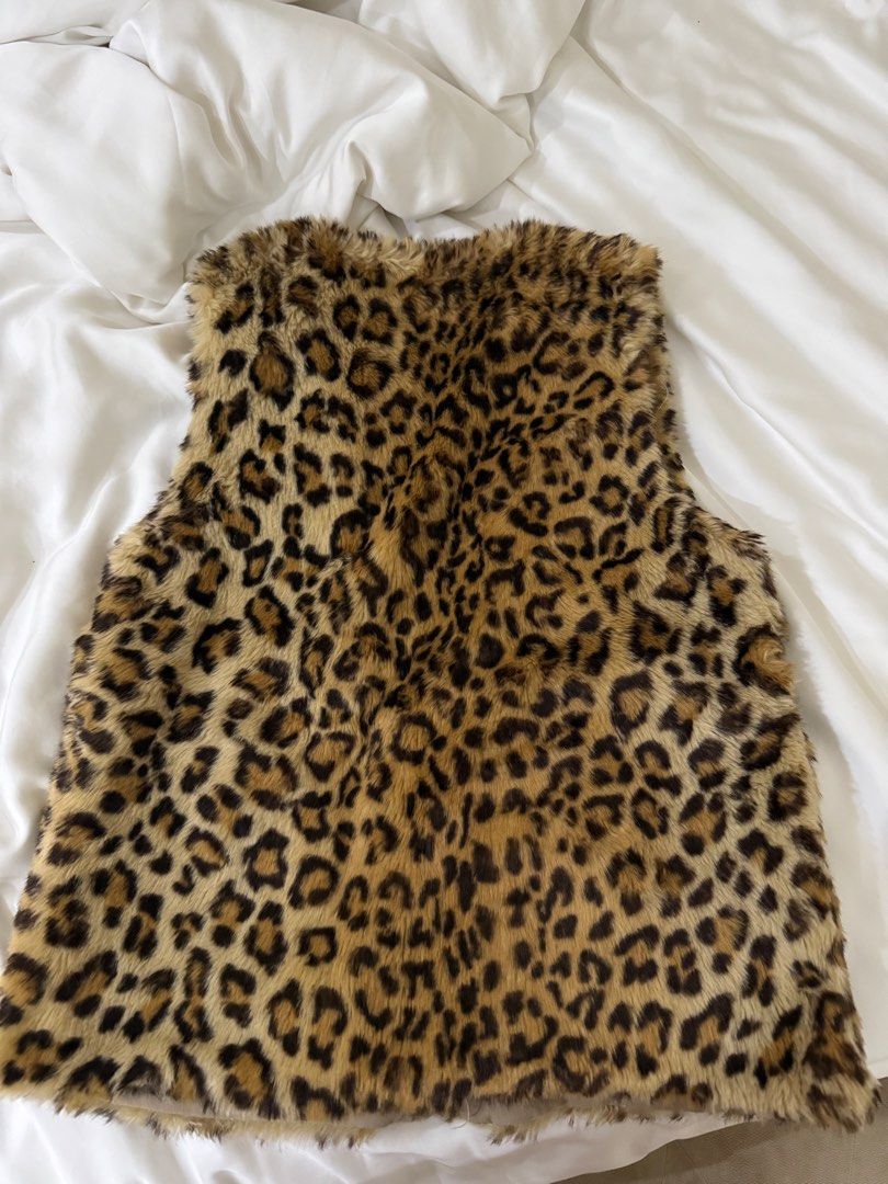 Zara Leopard Vest Zip up (Category: Others Tops) located in Quezon City. Submitted by emily_in_pariss (Listing ID 1468351951, Image 3). Description: Perfect for fall/ber months! Fits Size Small adults.