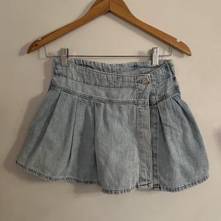 (Category: ) located in . Submitted by ourburstingwardrobe_ (Listing ID 1468360079, Image 1). Description: .