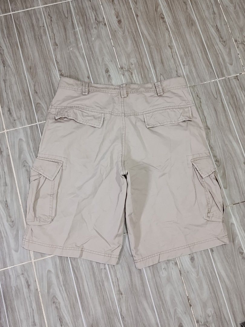 ZARA MAN 6 POCKET CARGO SHORT (freeshipping) (Category: Shorts) located in Quezon City. Submitted by gyl-stop (Listing ID 1468456979, Image 2). Description: free shipping 34 x 21 excellent condi cr: 9.8/10 issue: none.