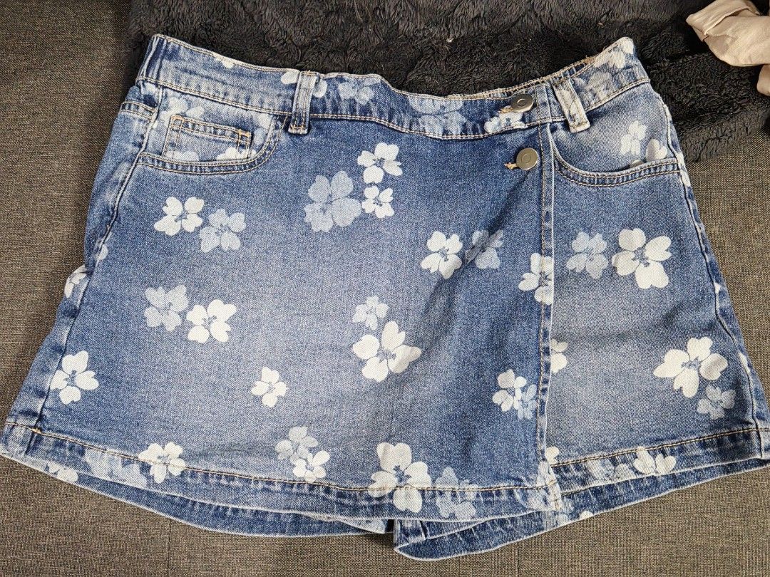 Zara Skort 28-31 stretchable (Category: Skirts) located in Quezon City. Submitted by clutterthings_ (Listing ID 1468392816, Image 1). Description: never been used tried only can fit size 28-31 stretchable back hard denim.