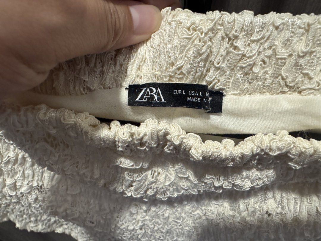 Zara Textured Lace Shorts Cream (Category: Shorts) located in Taguig. Submitted by kittychum (Listing ID 1468324101, Image 2). Description: Cream Lace with lining Size: Large.