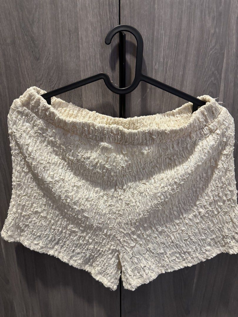 Zara Textured Lace Shorts Cream (Category: Shorts) located in Taguig. Submitted by kittychum (Listing ID 1468324101, Image 1). Description: Cream Lace with lining Size: Large.