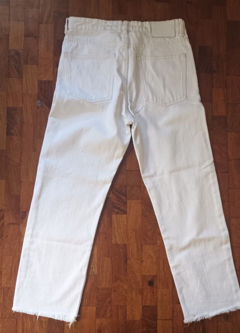 ZARA White Denim Jeans Raw Hem (Category: Jeans) located in San Fernando. Submitted by kathleenmanarang (Listing ID 1468306744, Image 2). Description: - Brand: Zara - Color: White - Size: EUR 38 / USA S / MEX 28 - Style: Straight leg with button fly and classic 5-pocket design. High-waisted - Feature: Trendy raw frayed hem at the ankles - Measurements: Waist approx. 38 cm across, Total length approx. 98 cm - Material: Made in Bangladesh - Conditi