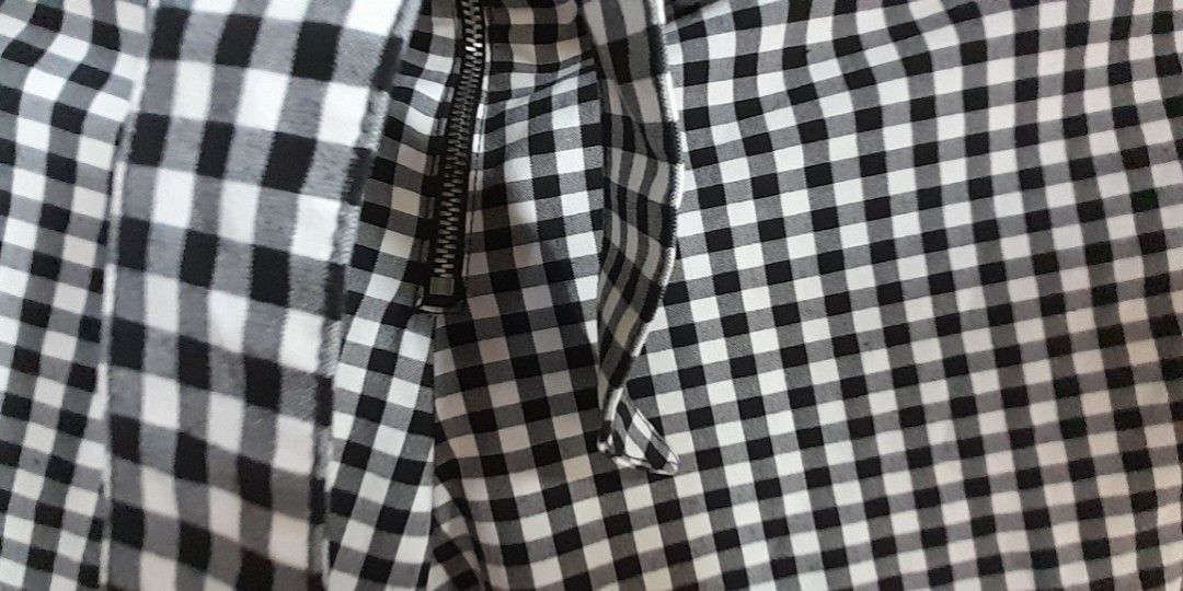 Zara Wideleg Gingham Pants (Category: Jeans) located in Batangas. Submitted by norskieshoppe (Listing ID 1468297706, Image 3). Description: large on tag.
