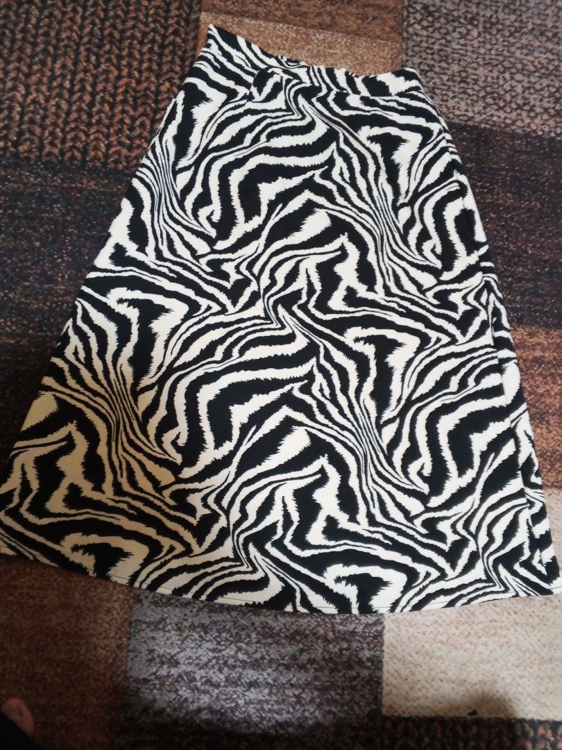 Zebra Design Women Skirt (Category: Skirts) located in Atimonan. Submitted by joeljr25 (Listing ID 1468370496, Image 1). Description: In good condition. Decluttering Sale. Size Height:39 inches Wide: 13 inches Zipper sa gilid: 8 inches Can do meet up within Lucena City📍🤝 Shipping is also available Via JNT note fee must be shouldered by the buyer..