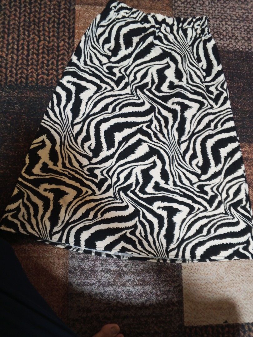 Zebra Design Women Skirt (Category: Skirts) located in Atimonan. Submitted by joeljr25 (Listing ID 1468370496, Image 2). Description: In good condition. Decluttering Sale. Size Height:39 inches Wide: 13 inches Zipper sa gilid: 8 inches Can do meet up within Lucena City📍🤝 Shipping is also available Via JNT note fee must be shouldered by the buyer..