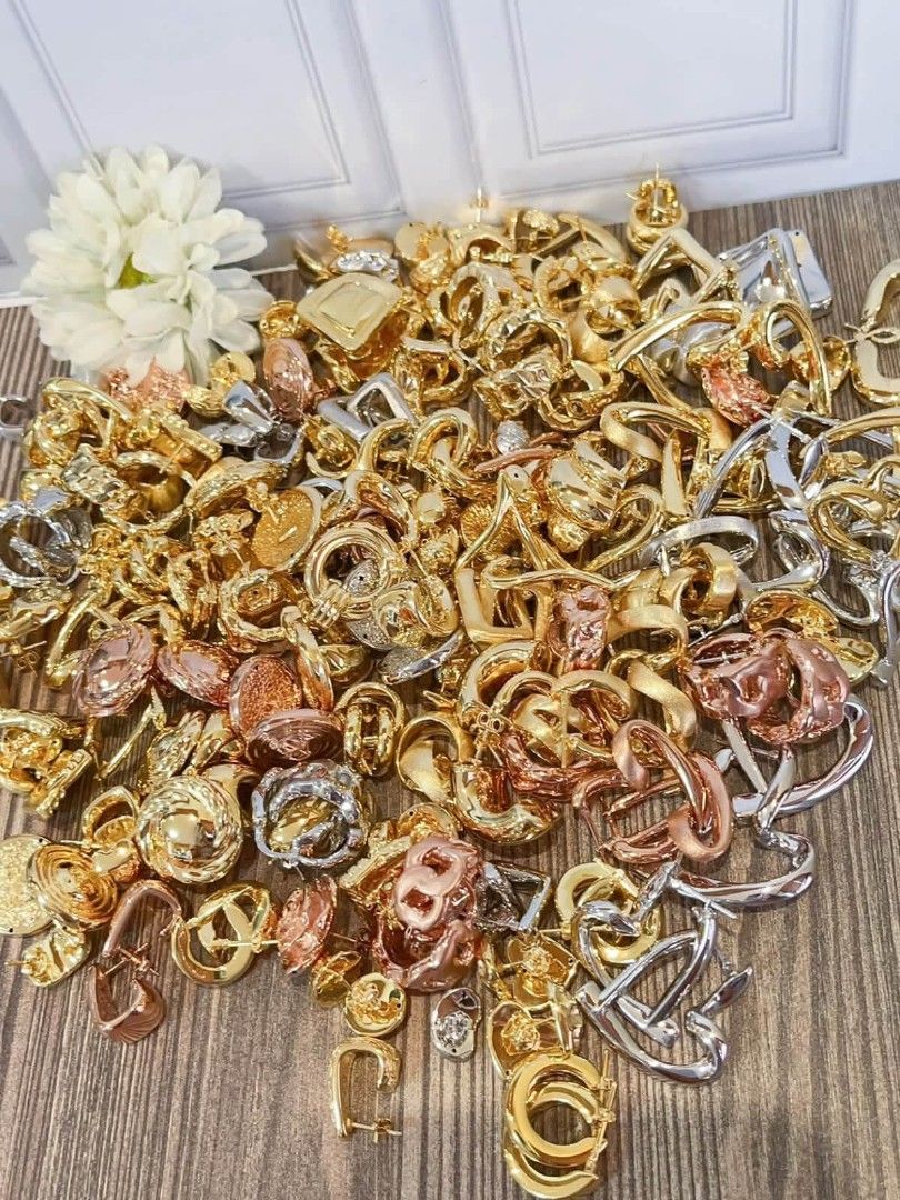 18k Hk setting gold electroform earrings (Category: Earrings) located in Manila. Submitted by bhelgoldseller2ndaccount (Listing ID 1468508572, Image 1). Description: New!!✨New!!✨New!! 18k HongKong setting Gold 💯pawnable/naisasanla 💯with high appraisal rate 💯good investment 💯Direct supplier price 👉OPEN for resellers 🌺please take time to evaluate their actual sizes and grams 👉Best panggift for all occasions ✅ Sold per grams not per piece Kya