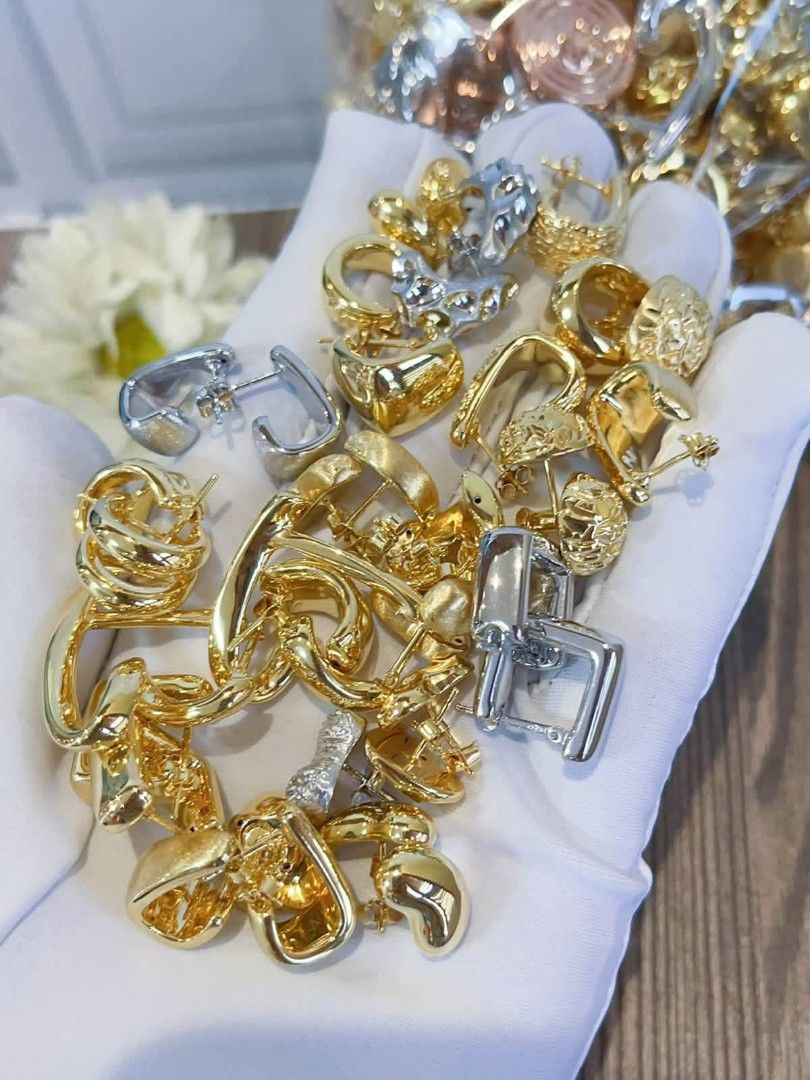 18k Hk setting gold electroform earrings (Category: Earrings) located in Manila. Submitted by bhelgoldseller2ndaccount (Listing ID 1468508572, Image 3). Description: New!!✨New!!✨New!! 18k HongKong setting Gold 💯pawnable/naisasanla 💯with high appraisal rate 💯good investment 💯Direct supplier price 👉OPEN for resellers 🌺please take time to evaluate their actual sizes and grams 👉Best panggift for all occasions ✅ Sold per grams not per piece Kya