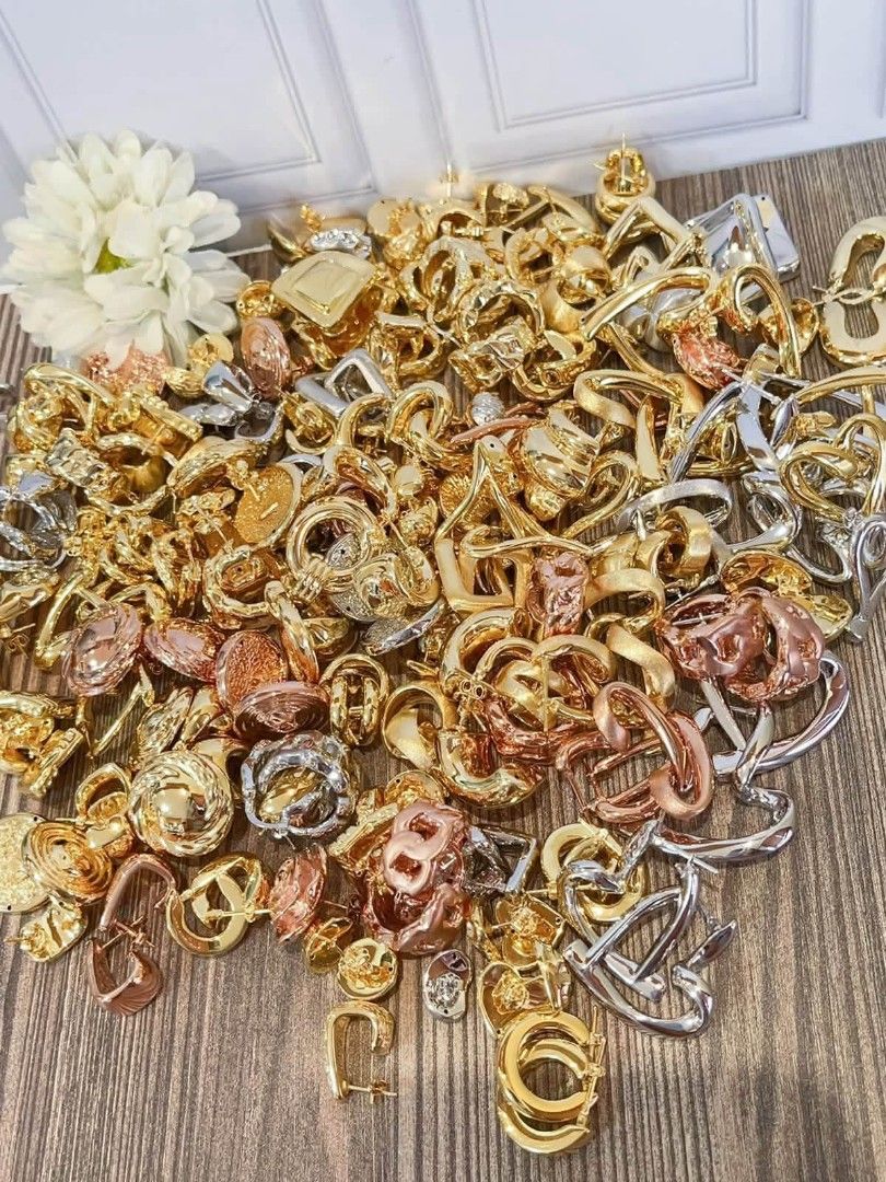 18k Hk setting gold electroform earrings (Category: Earrings) located in Manila. Submitted by bhelgoldseller2ndaccount (Listing ID 1468508572, Image 2). Description: New!!✨New!!✨New!! 18k HongKong setting Gold 💯pawnable/naisasanla 💯with high appraisal rate 💯good investment 💯Direct supplier price 👉OPEN for resellers 🌺please take time to evaluate their actual sizes and grams 👉Best panggift for all occasions ✅ Sold per grams not per piece Kya