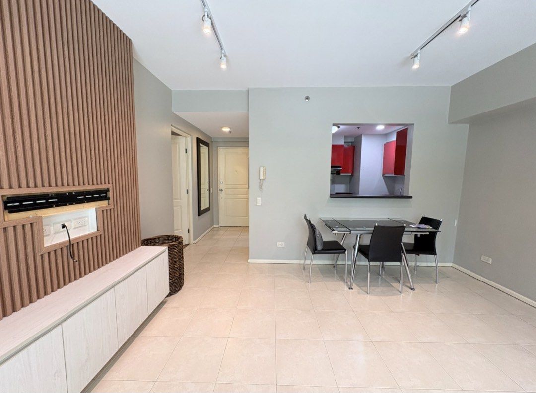 1BR Ground floor unit (Category: Apartments & Condos) located in Taguig. Submitted by go.haeri (Listing ID 1468557060, Image 2). Description: FOR LEASE/RENT🔥🔥 Two Serendra Ground Floor Garden 1BR Unit 📍Two Serendra Dolce - 84 sqm - 1 Bedroom - 1 Bathroom - 1 Parking Slot - Fully Furnished - Ground Floor/Garden Unit - Facing Garden & Pool - With direct access from Patio -Pet friendly - Personal lease only - Minimum of 1yr lease FOR LEASE: Php90