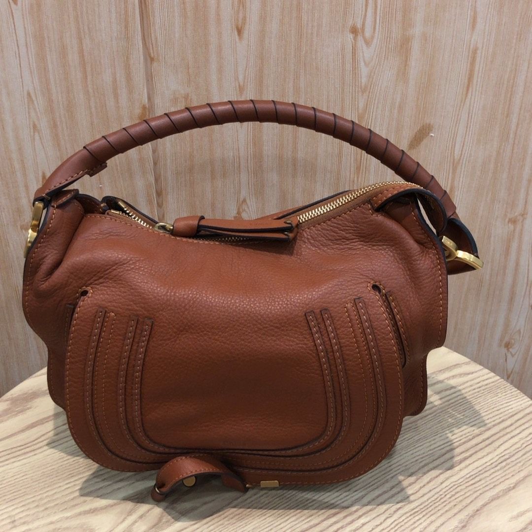 267008772 CHLOE BAG MARCIE HOBO (Category: Luxury Bags & Wallets) located in Taguig. Submitted by ecoring.ph (Listing ID 1468581198, Image 1). Description: ◆CONDITION: B ◆DESCRIPTIONS: (Other defects/info:) OUTER: The body of the bag is scratched, scuffed, stained, dirty, wrinkled, deformed, and has press marks, showing signs of use. The bottom and bottom corner of the bag is also scratched, scuffed, stained, dirty, wrinkled, deformed, and has pr