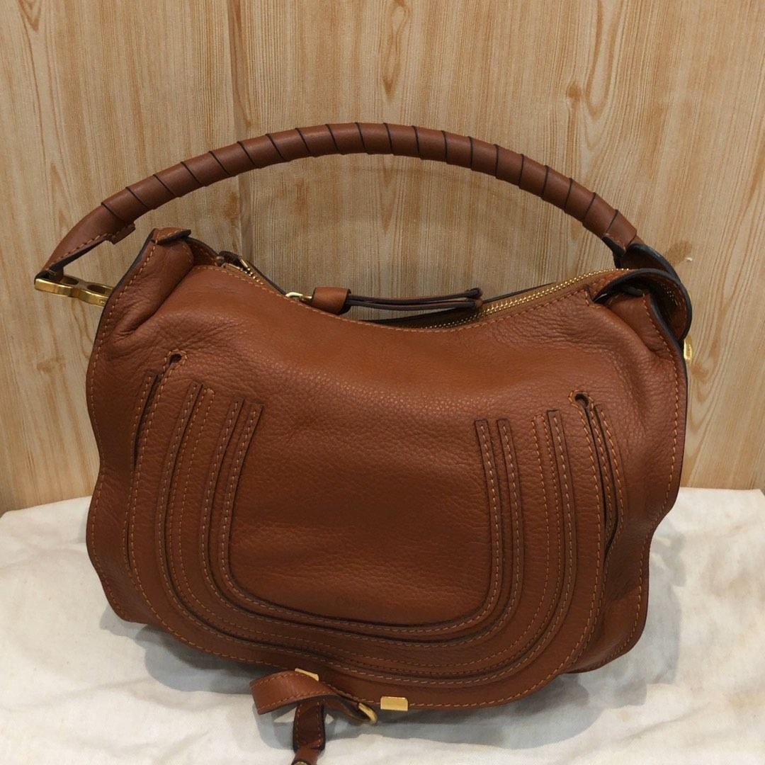 267008772 CHLOE BAG MARCIE HOBO (Category: Luxury Bags & Wallets) located in Taguig. Submitted by ecoring.ph (Listing ID 1468581198, Image 2). Description: ◆CONDITION: B ◆DESCRIPTIONS: (Other defects/info:) OUTER: The body of the bag is scratched, scuffed, stained, dirty, wrinkled, deformed, and has press marks, showing signs of use. The bottom and bottom corner of the bag is also scratched, scuffed, stained, dirty, wrinkled, deformed, and has pr