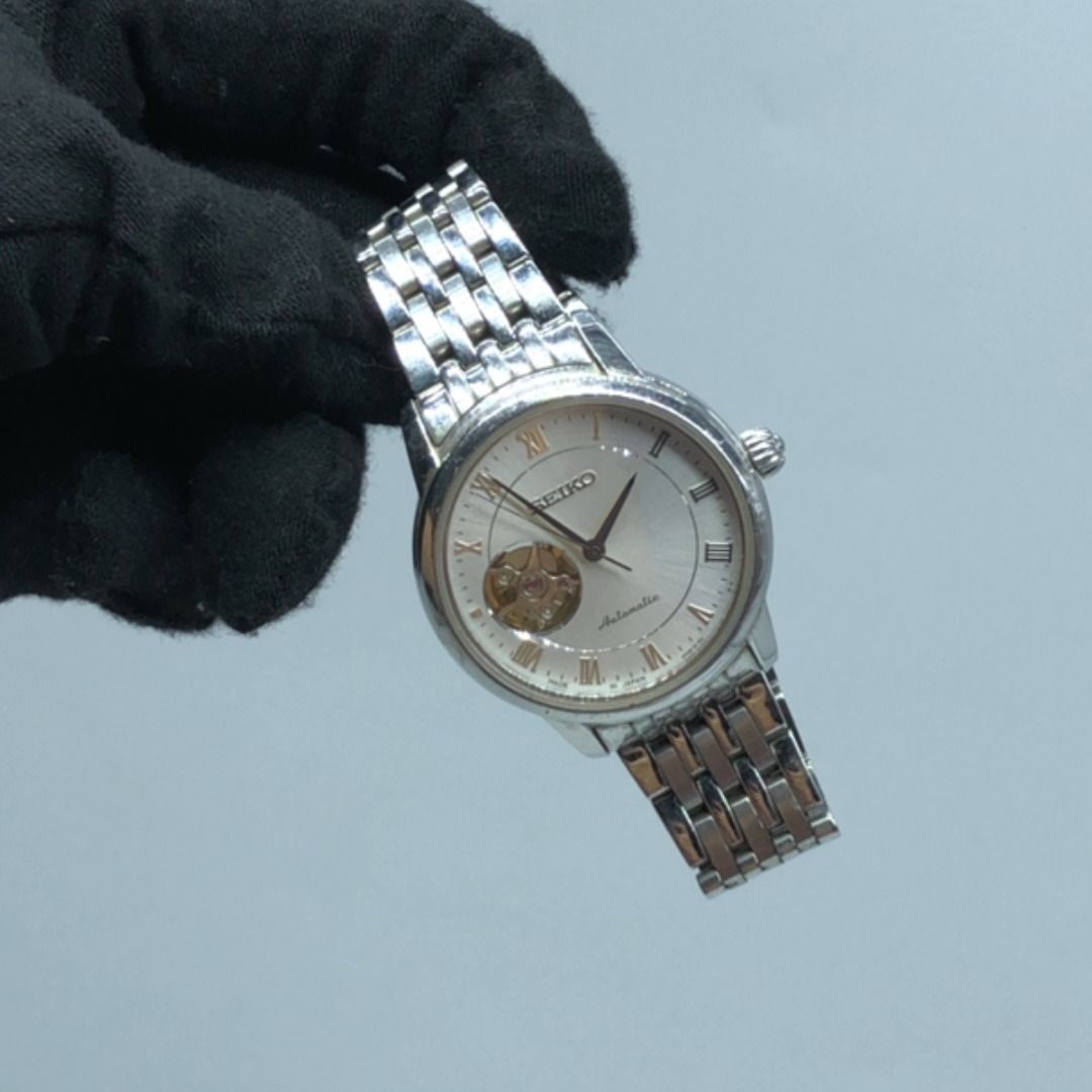 267009962 SEIKO WATCH AUTOMATIC 4R38A (Category: Luxury Watches) located in Taguig. Submitted by ecoring.ph (Listing ID 1468590121, Image 1). Description: ◆CONDITION: B- ◆DESCRIPTIONS: (Other defects/info:) The bezel, case back, end pieces, crown, links, and clasp of the watch are scratched, stained, and dirty, have minimal dents, and show signs of use. The links of the watch are slightly bent. MOVEMENT: * AUTOMATIC MECHANISM: * WORKING ◆WRIST SI