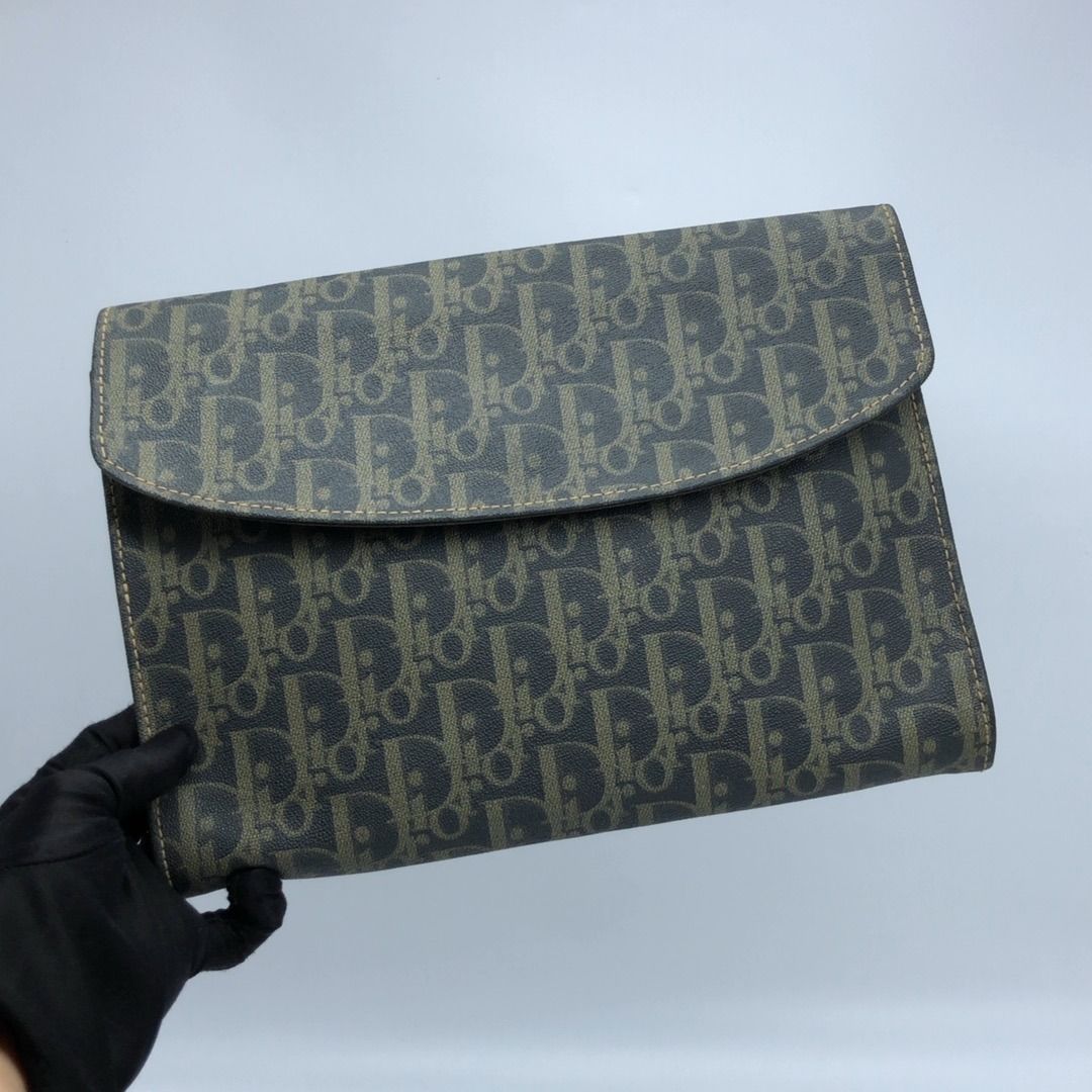 267010052 DIOR SLG POUCH OLD TYPE (Category: Luxury Bags & Wallets) located in Taguig. Submitted by ecoring.ph (Listing ID 1468582502, Image 1). Description: ◆CONDITION: B ◆DESCRIPTIONS: (Other defects/info:) OUTER: The body of the bag clutch is scratched, scuffed, stained, dirty, discolored, and deformed, has press marks, and shows signs of use. The edges and corners of the clutch are scratched, scuffed, stained, dirty, discolored, and deformed,