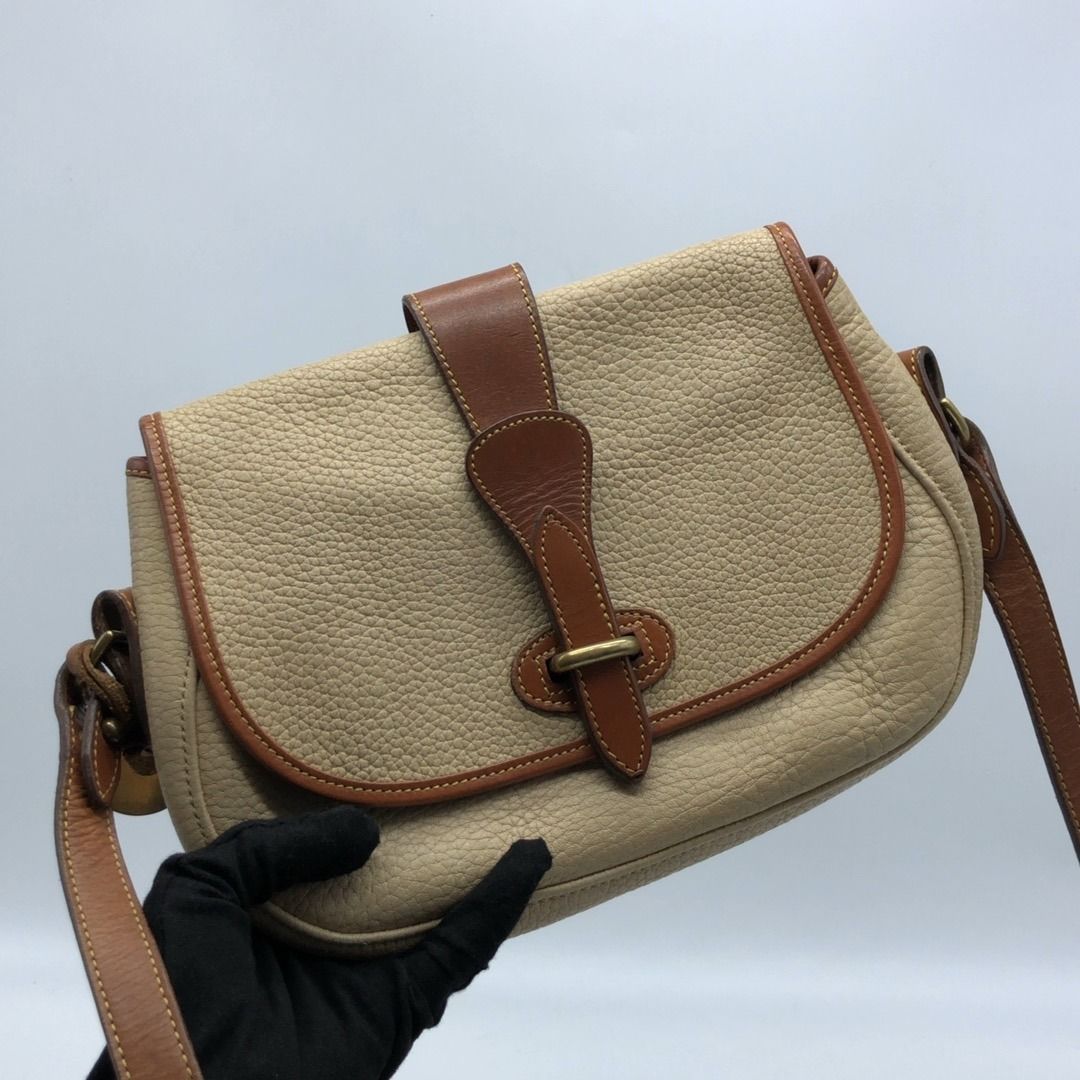 267010115 DOONEY & BOURKE BAG (Category: Luxury Bags & Wallets) located in Taguig. Submitted by ecoring.ph (Listing ID 1468584858, Image 1). Description: ◆CONDITION: BC ◆DESCRIPTIONS: (Other defects/info:) OUTER: The body of the bag is scratched, scuffed, stained, dirty, wrinkled, deformed, and discolored, has press marks, and shows signs of use. The bottom and bottom corners of the bag are scratched, scuffed, stained, dirty, wrinkled, and deform
