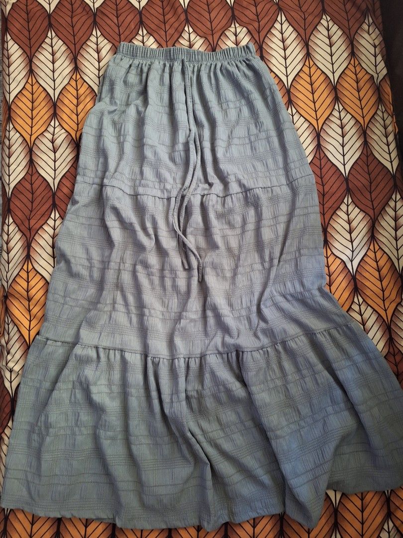 2 in 1 Gray Maxi Skirt (Category: Skirts) located in Manila. Submitted by bitna44 (Listing ID 1468550640, Image 1). Description: Never Used Can be used as tube dress or maxi skirt medium to xl.