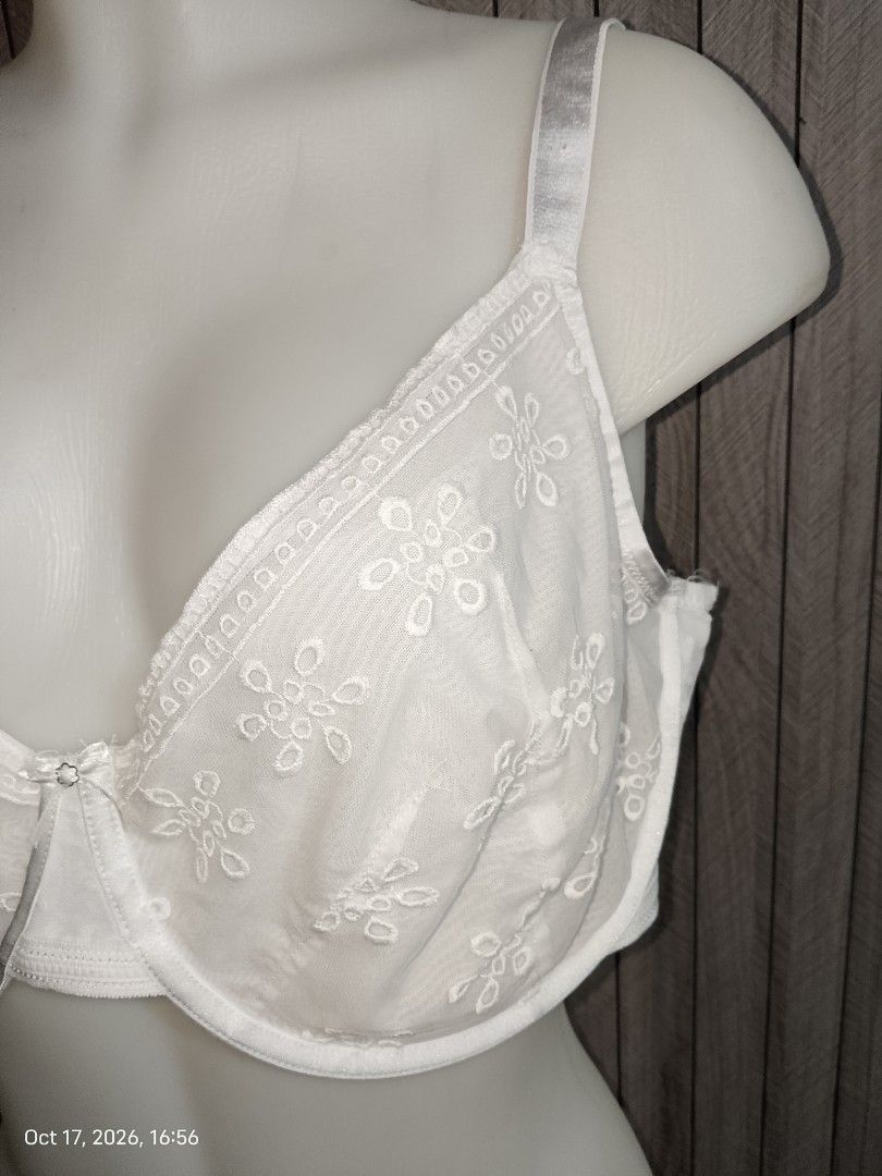 40h DESSEE WHITE BRA NO PADS WITH UNDERWIRE (Category: Undergarments & Loungewear) located in Manila. Submitted by truecrystal-1407 (Listing ID 1468583101, Image 2). Description: pluss size bra.