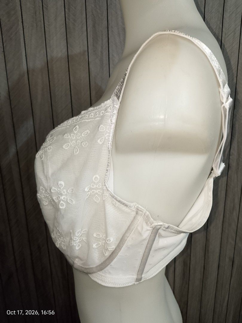 40h DESSEE WHITE BRA NO PADS WITH UNDERWIRE (Category: Undergarments & Loungewear) located in Manila. Submitted by truecrystal-1407 (Listing ID 1468583101, Image 3). Description: pluss size bra.