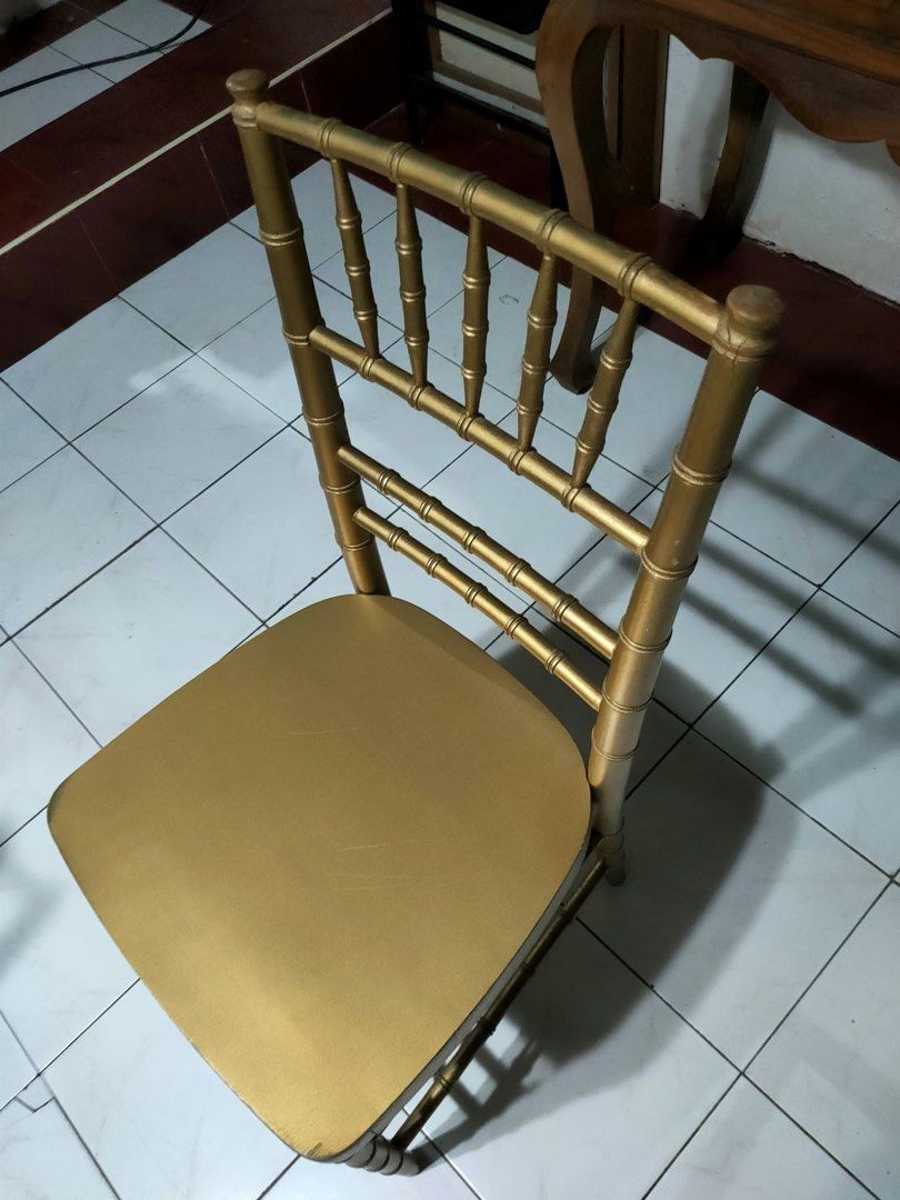 6pcs. Gold Chiavari chair event seating (Category: Chairs) located in Mandaluyong City. Submitted by jeyviee (Listing ID 1468611916, Image 1). Description: - Item: Gold Chiavari event chair - Design: Classic style with vertical backrest spindles - Condition: Solid structure with minor surface scuffs on the seat - Height: Standard dining height - Ideal For: Weddings, parties, or home styling - Fulfillment: Pick up only.