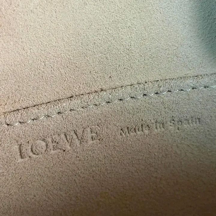 💜 Loewe Amazona 180 Small leather top-handle bag (Category: Luxury Bags & Wallets) located in Lala. Submitted by mohsin0825 (Listing ID 1468577366, Image 3). Description: Loewe Amazona 180 Small leather top-handle bag 22,990p plus sf Like new/ Brandnew Genuine Leather Lining: fabric, leather Made in Spain Color: white Designer color name: White Top handle, Detachable, adjustable shoulder strap Closure: two-way zipped top Loewe continues to shape
