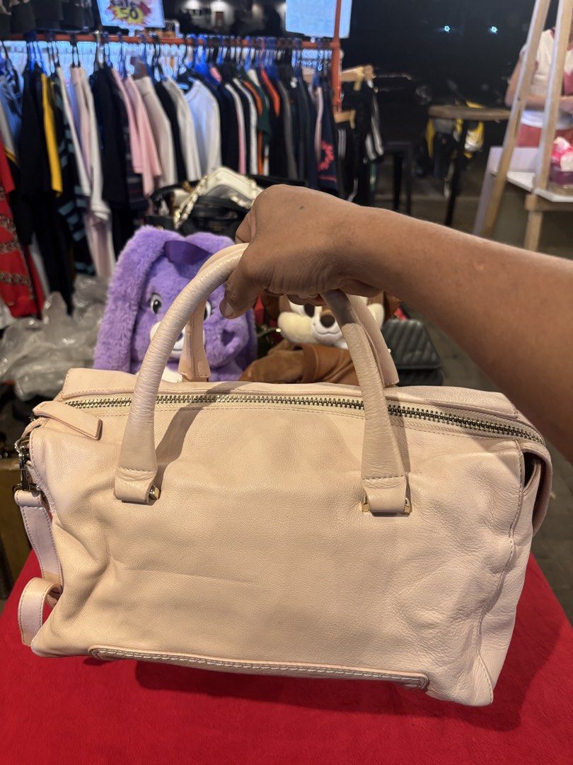 & Other Stories Leather Handbag Light Pink (Category: Luxury Bags & Wallets) located in Manila. Submitted by jeromskito66462 (Listing ID 1468671229, Image 2). Description: - Brand: & Other Stories - Color: Light Pink - Material: Genuine leather (Made in Bulgaria) - Closure: Zip top closure - Handles: Dual top handles - Interior: Black fabric lining with an internal zippered pocket.