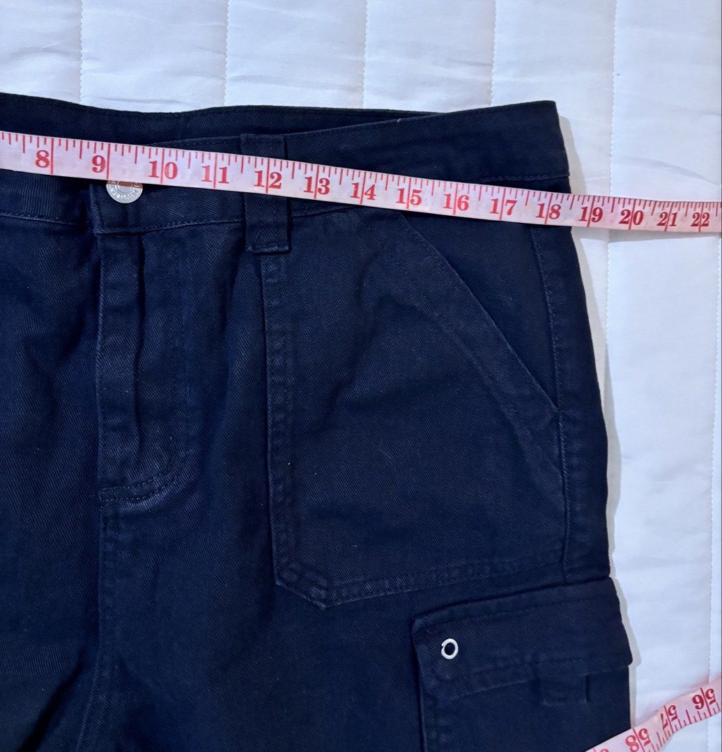 🖤 SHEIN Black Cargo Shorts | Size 32 (Category: Shorts) located in Manila. Submitted by hellothere2012 (Listing ID 1468710622, Image 3). Description: Edgy and versatile black cargo shorts from SHEIN! Perfect for streetwear, casual outfits, and everyday styling. 🖤 ✨ Details: * Brand: SHEIN * Size: 32 * Colour: Black * Utility-style cargo pockets with flap closures * Front and side pockets * Button and zip closure * Belt loops * Structured, casua