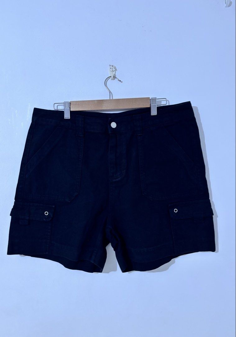 🖤 SHEIN Black Cargo Shorts | Size 32 (Category: Shorts) located in Manila. Submitted by hellothere2012 (Listing ID 1468710622, Image 1). Description: Edgy and versatile black cargo shorts from SHEIN! Perfect for streetwear, casual outfits, and everyday styling. 🖤 ✨ Details: * Brand: SHEIN * Size: 32 * Colour: Black * Utility-style cargo pockets with flap closures * Front and side pockets * Button and zip closure * Belt loops * Structured, casua