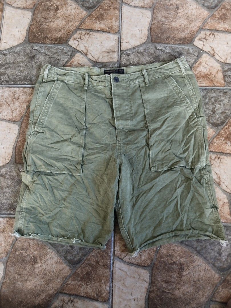 Abercrombie & Fitch utility short (Category: Shorts) located in Legazpi City. Submitted by genobecollectives (Listing ID 1468517685, Image 1). Description: - Brand: Abercrombie & Fitch - Size: 34 (inner tag) - Color: Olive green - Material: Durable cotton twill fabric - C losure: Button fly - Pockets: Multiple large cargo pockets on front and back - Details: Rugged military style with trendy raw distressed hems 500 plus sf 34 x 21.