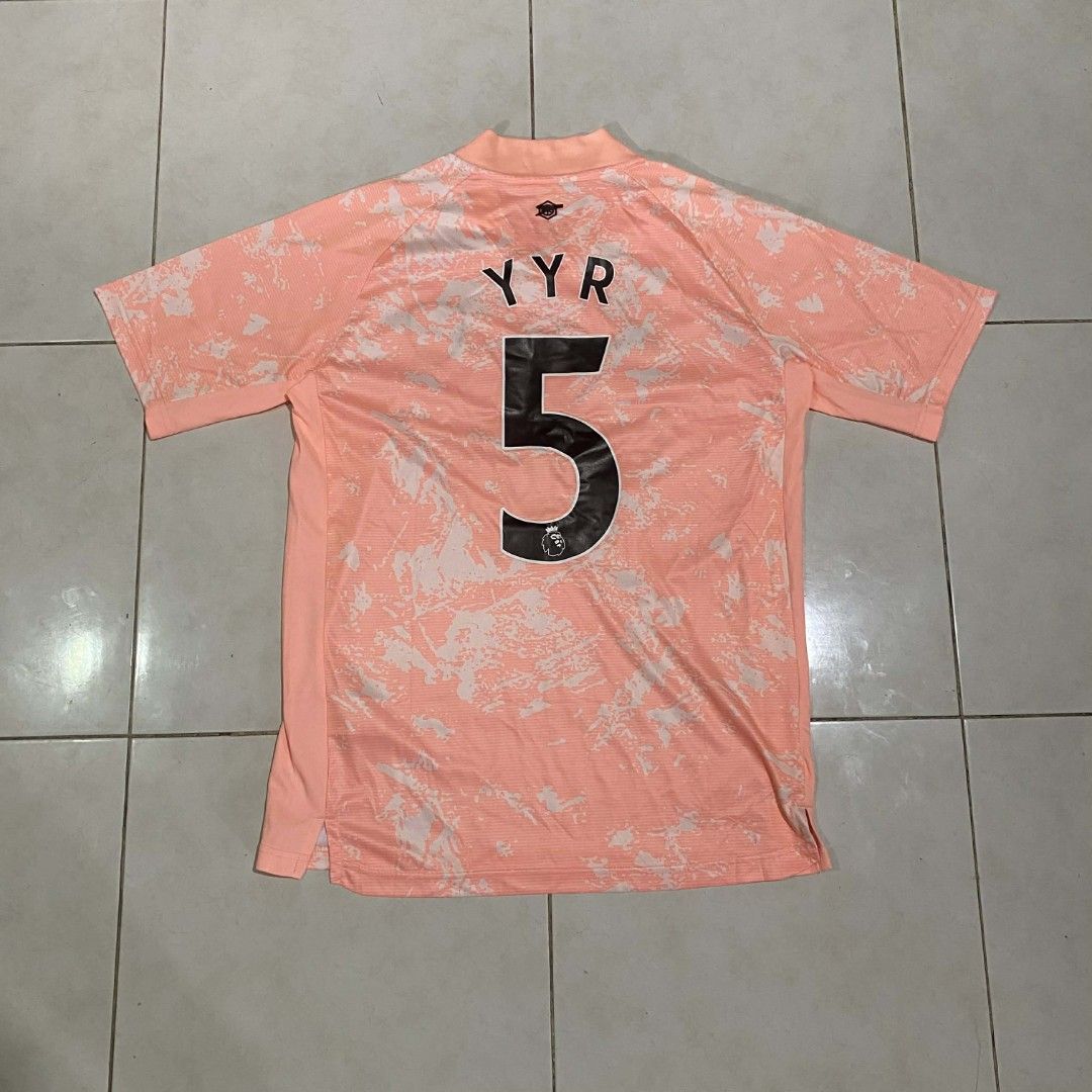 Adidas Arsenal Training Jersey (Category: Activewear) located in Dipolog. Submitted by ethrifttt (Listing ID 1468512789, Image 2). Description: Adidas Arsenal Training Jersey 21.5 x 29 size large foldlines sa print (not noticeable).