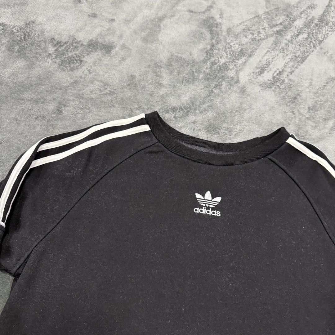ADIDAS HALF STRIPE CREWNECK SWEATSHIRT (Category: Activewear) located in Santa Maria. Submitted by rarefindslt (Listing ID 1468683887, Image 3). Description: ADIDAS HALF STRIPE CREWNECK SWEATER (SWIPE LEFT FOR MORE DETAILS..) Size L on tag in solid good condition rate! complete tags for authenticity, plain black cotton crewneck sweatshirts, half stripe design, embroidered mid script logo, can pass as new! no issue **photo may vary due to lighting