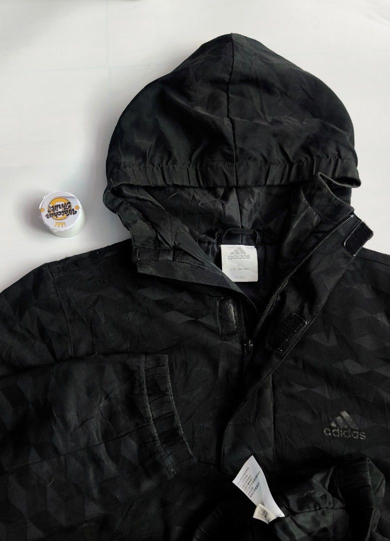 Adidas Monogram Puffer Jacket (Category: Coats, Jackets and Outerwear) located in Manapla. Submitted by gentleturtle_3dc683 (Listing ID 1468681122, Image 2). Description: Adidas Monogram Puffer Jacket 💵 ₱ 189 from 269 📏 Size: L (21 x 28) 🎨 Color Rate: 9.5 /10 or better ✨ Condition: Great ⚠️ Issue: Minimal signs of use Pre-loved thrifted item. 💬 Message us for inquiries!.
