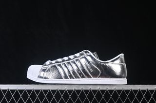 (Category: ) located in . Submitted by outlet.sneaker.shop (Listing ID 1468503893, Image 1). Description: .