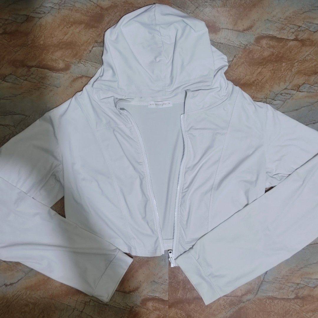 AIR SPACE Minimalist Hooded Zip-Up Jacket (Category: Coats, Jackets and Outerwear) located in Valenzuela. Submitted by 0003c4 (Listing ID 1468679676, Image 2). Description: full front zipper with long sleeves and attached hood! color isss more like a cream white :) tagged Xl but fits small to medium , fabric is super soft 💞💞💞 so comfyyyy!! location: Valenzuela mod: lalamove or jnt.