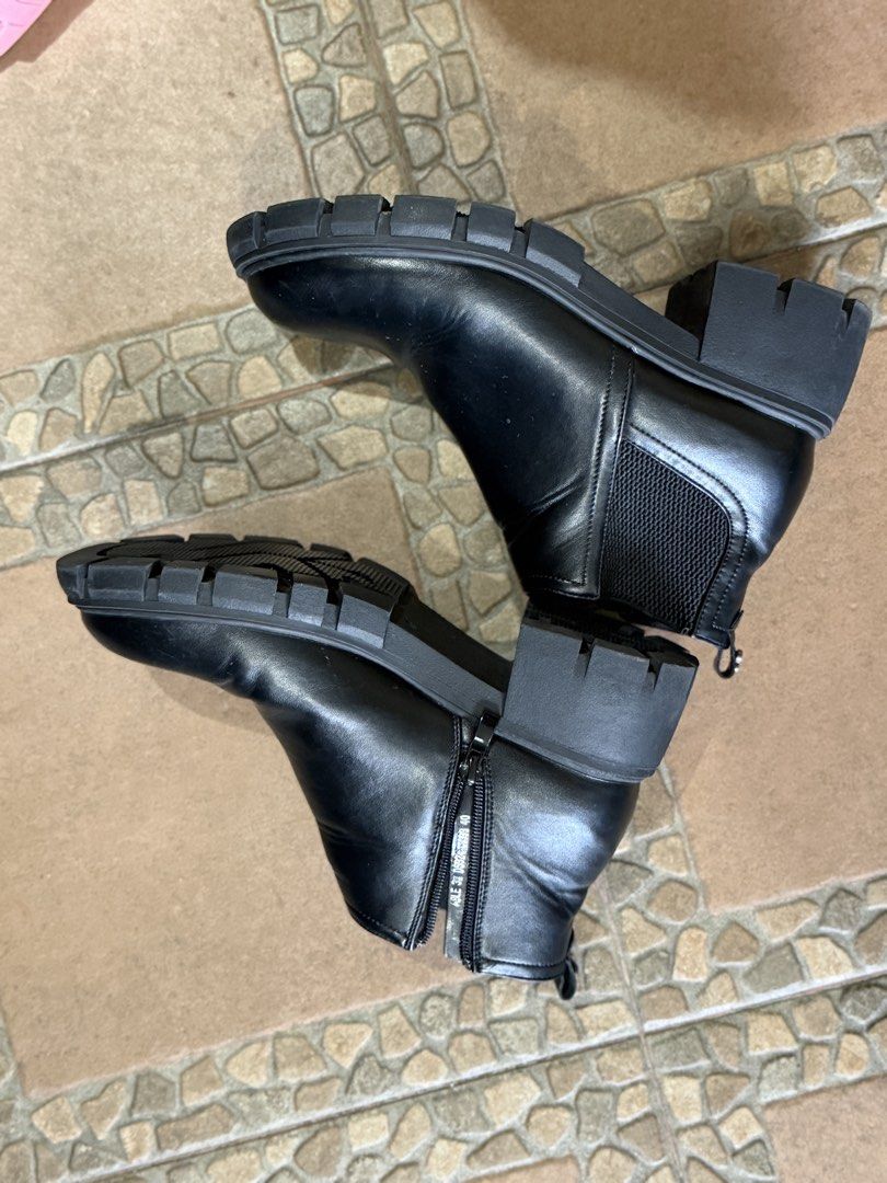 Alberto Black Boots (Category: Boots) located in Quezon City. Submitted by relovedmebykay (Listing ID 1468571955, Image 3). Description: .
